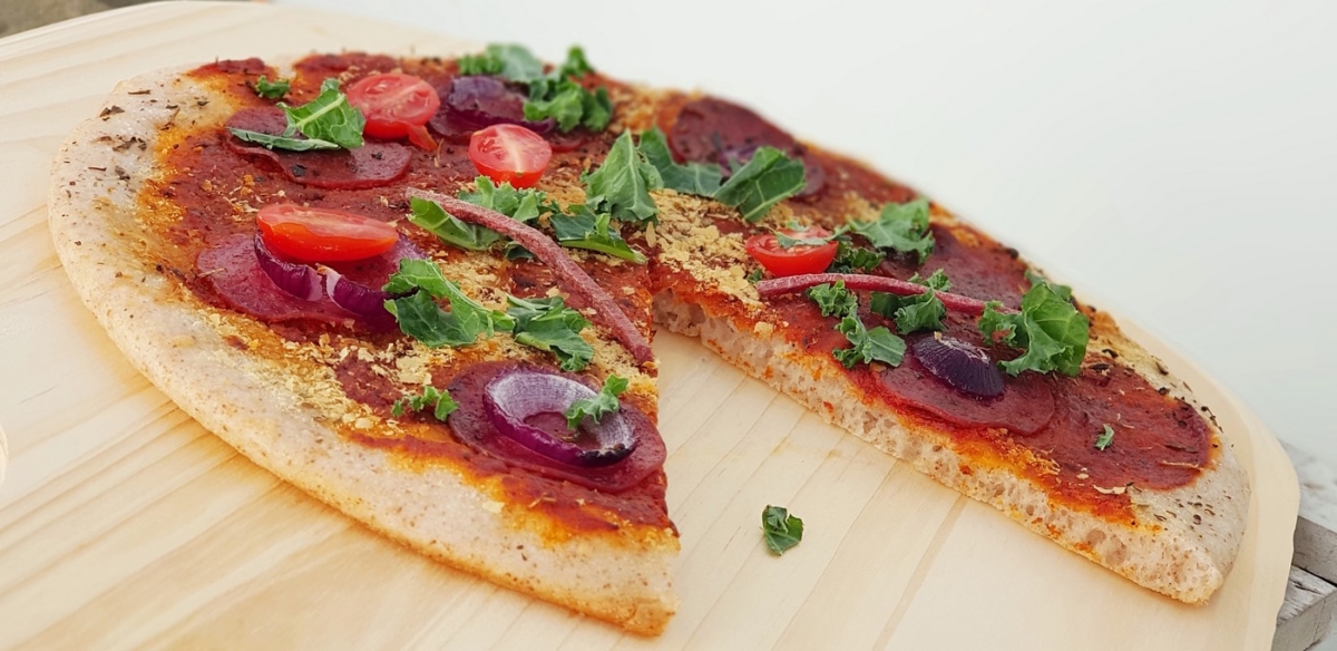 bezglutenowa-pizza-ryzowa-na-zakwasie-bez-drozdzy-bez-kukurydzy-11-1200x584-1.jpg