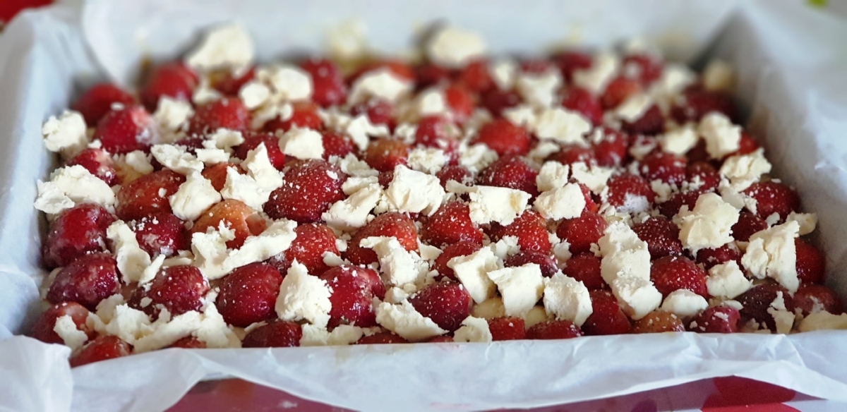 bezglutenowy-placek-drozdzowy-z-truskawkami-1200x584-1.jpg