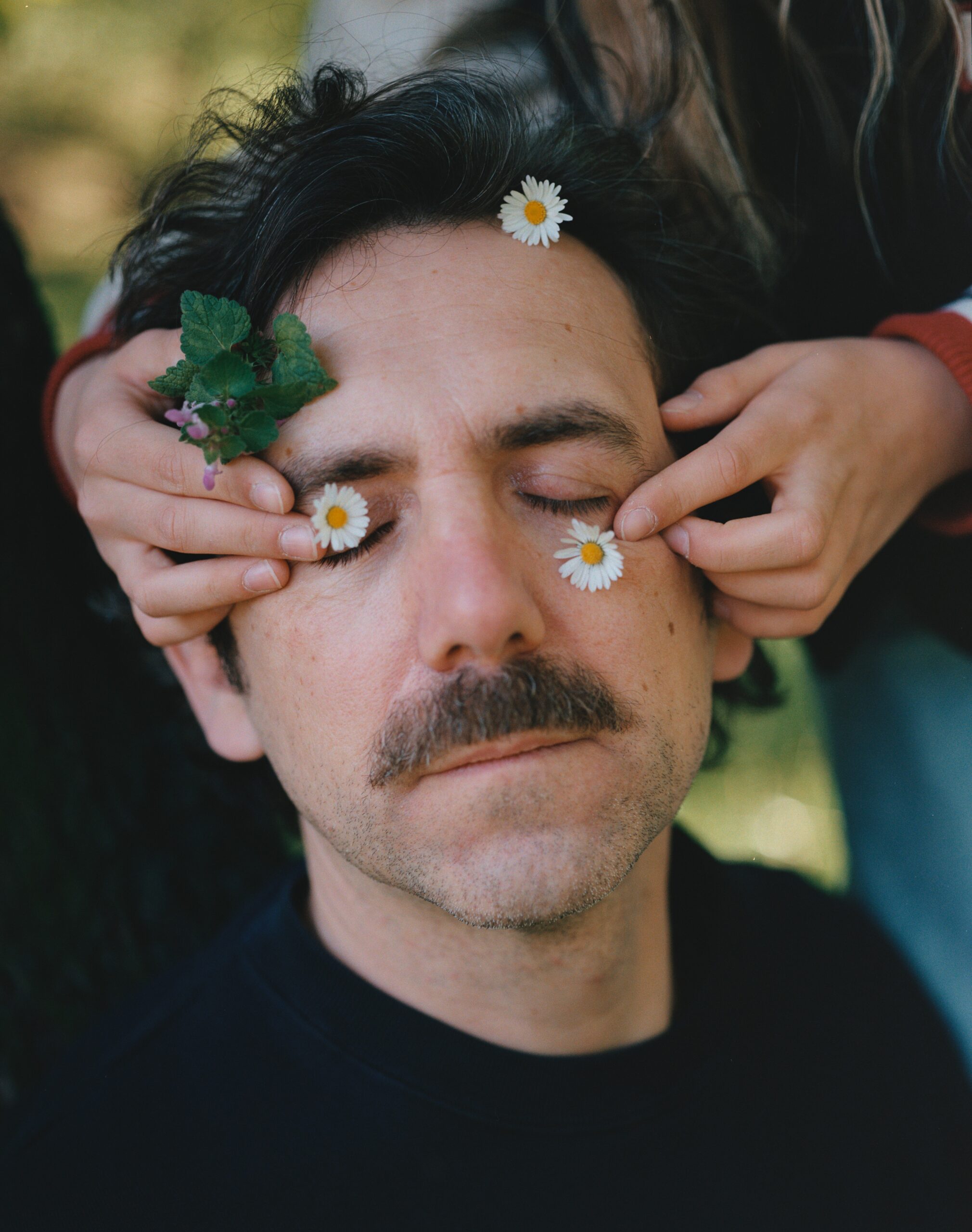 Z Sebastianem Pawlakiem umawiam się na rozmowę w poniedziałek, bo to dzień, kiedy ma wolne w teatrze. Mamy dużo czasu, szczęśliwie – ponieważ okazuje się, że o ojcostwie można z nim rozmawiać bez końca, a rola taty zdecydowanie należy do tych, do których nie można się za bardzo przygotować. Dawno nikt tak czule nie opowiadał mi o byciu ojcem, o zainteresowaniach, które dzieli z córką, ale też o zwykłym życiu zawieszonym pomiędzy sprzątaniem a uczeniem się tekstu do roli.