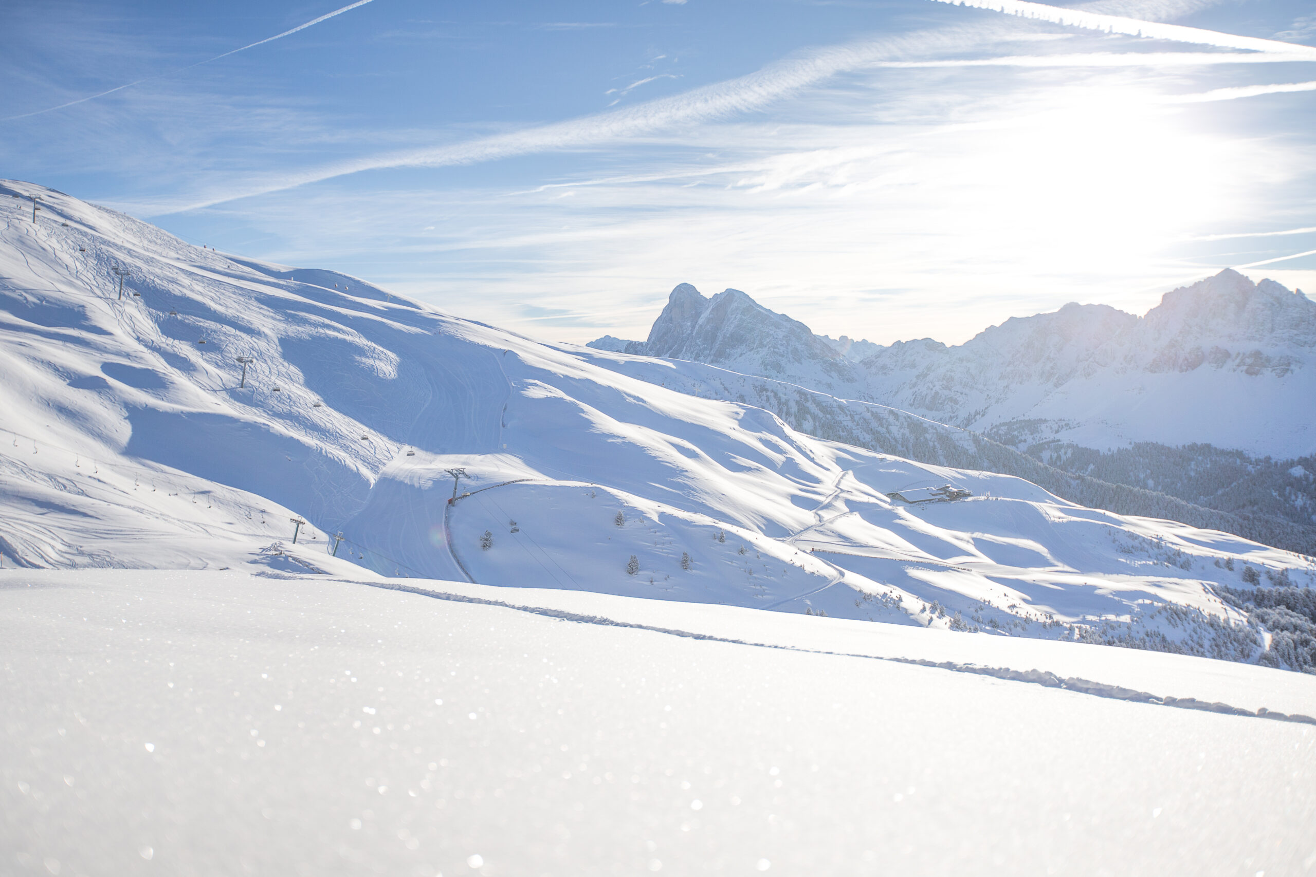 Kontynuujemy minicykl poświęcony poszukiwaniu perełek urlopowych we włoskich Alpach – z dala od tłumów i bez kolejek do wyciągów narciarskich. Nasza redakcja miała okazję odwiedzić jeszcze jedno miejsce, które zasługuje na szczególną uwagę miłośników dobrej kuchni i wina, ale także wszystkich, którym marzą się narty w słynnych Dolomitach (bez tłumów!).